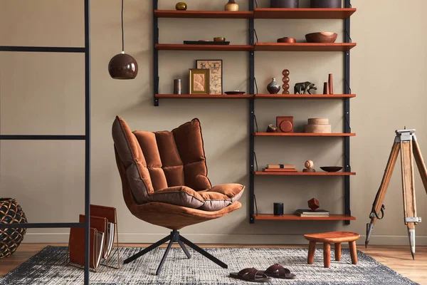 Stylový Interiér Obývacího Pokoje Designovým Hnědým Křeslem Dřevěnou Knihovnou Závěsnou — Stock fotografie