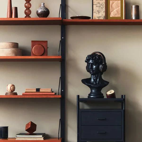 Stilvolles Interieur Des Wohnzimmers Mit Schwarzer Design Statue Bücherregal Aus — Stockfoto