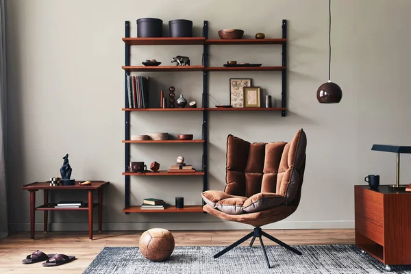 Stilvolles Interieur Des Wohnzimmers Mit Design Braunem Sessel Hölzernem Bücherregal — Stockfoto