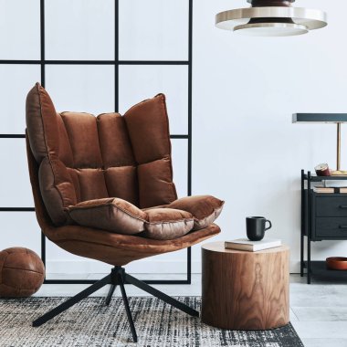 Modern oturma odasının tasarımı kahverengi koltuk, yan masa, pendatn lamba, çatı katı duvarı, terlikler, halı, dekorasyon ve ev dekorasyonunda zarif kişisel aksesuarlar. Şablon. 