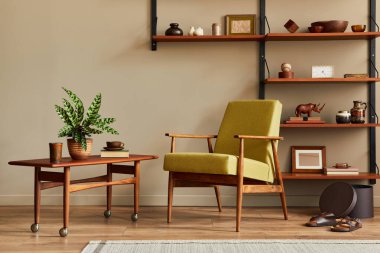 Tasarım koltuğu, ahşap kitaplık, sehpa, resim çerçeveleri, bitki, halı, terlikler, dekorasyon ve zarif aksesuarlarla retro oturma odasının şık kompozisyonu. Şablon.