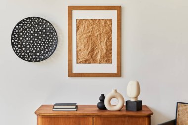 Kahverengi poster çerçevesi, ahşap tuvalet, kitap, süslemeler, vazolar ve şık ev dekorları ile iç mekanların basit kompozisyonu. Şablon.