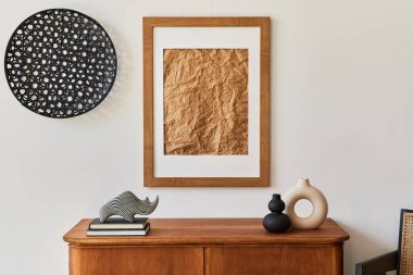 Kahverengi poster çerçevesi, ahşap tuvalet, kitap, süslemeler, vazolar ve şık ev dekorları ile iç mekanların basit kompozisyonu. Şablon.