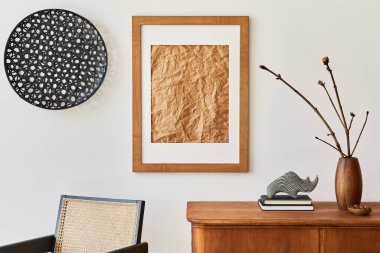 Kahverengi poster çerçevesi, ahşap tuvalet, kitap, süslemeler, vazolar ve şık ev dekorları ile iç mekanların basit kompozisyonu. Şablon.