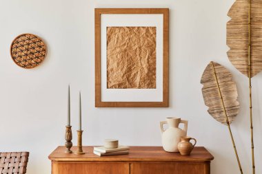 Kahverengi poster çerçevesi, ahşap tuvalet, kitap, süslemeler, vazolar ve şık ev dekorları ile iç mekanların basit kompozisyonu. Şablon.