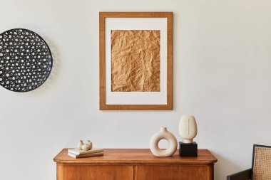 Kahverengi resim çerçevesi, bitki, retro koltuk, kurumuş tropikal yaprak, dekorasyon ve şık ev dekorasyonuyla süslenmiş kişisel aksesuarları olan minimalist oturma odası kompozisyonu. Şablon.