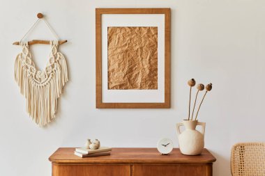 Oturma odasının minimalist kompozisyonu kahverengi resim çerçevesi, bitki, retro klozet, dekorasyon ve şık ev dekorlarıyla süslenmiş zarif kişisel aksesuarlar. Şablon.