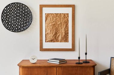 Oturma odasının minimalist kompozisyonu kahverengi resim çerçevesi, bitki, retro klozet, dekorasyon ve şık ev dekorlarıyla süslenmiş zarif kişisel aksesuarlar. Şablon.