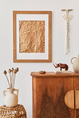 Oturma odasının minimalist kompozisyonu kahverengi resim çerçevesi, bitki, retro klozet, dekorasyon ve şık ev dekorlarıyla süslenmiş zarif kişisel aksesuarlar. Şablon.
