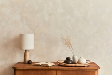 Oturma odasının ahşap klozeti, masa lambası, vazoda kurumuş çiçek, kitap, dekorasyon ve şık ev dekorasyonuyla süslenmiş zarif kişisel aksesuarlar. Şablon. Boşluğu kopyala.