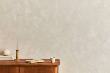 Oturma odasının ahşap klozeti, masa lambası, vazoda kurumuş çiçek, kitap, dekorasyon ve şık ev dekorasyonuyla süslenmiş zarif kişisel aksesuarlar. Şablon. Boşluğu kopyala.