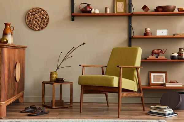 Stilvolle Komposition Aus Retro Wohnzimmereinrichtung Mit Design Sessel Holz Bücherregal — Stockfoto