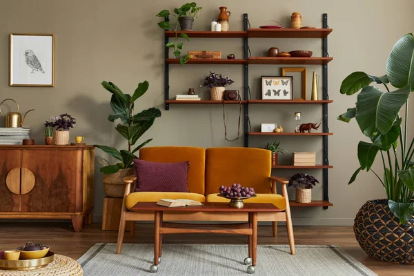 Elegante Interno Del Soggiorno Con Divano Giallo Miele Libreria Legno — Foto Stock