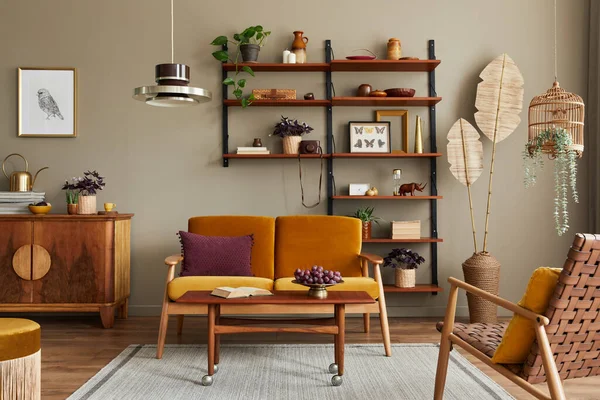 Interior Elegante Sala Estar Com Sofá Amarelo Mel Estante Madeira — Fotografia de Stock