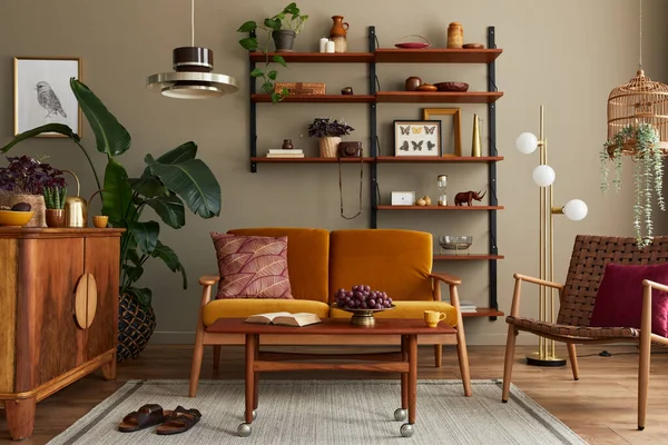 Interior Elegante Sala Estar Com Sofá Amarelo Mel Estante Madeira — Fotografia de Stock