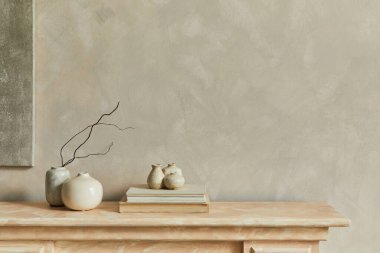 Tasarım vazoları ve kişisel aksesuarlarla minimalist monokromatik kompozisyon. Duvarda bir poster, kopyalama alanı. Tarafsız renkler. Şablon. 