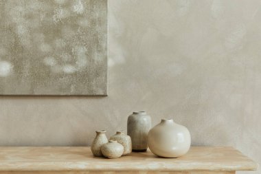 Tasarım vazoları ve kişisel aksesuarlarla minimalist monokromatik kompozisyon. Duvarda bir poster, kopyalama alanı. Tarafsız renkler. Şablon. 