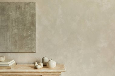 Tasarım vazoları ve kişisel aksesuarlarla minimalist monokromatik kompozisyon. Duvarda bir poster, kopyalama alanı. Tarafsız renkler. Şablon. 
