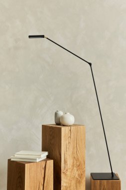 Ahşap küpler, tasarım vazoları ve kişisel aksesuarlarla minimalist monokromatik kompozisyon. Tarafsız renkler. Uzayı kopyala Şablon. 