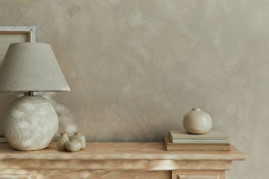 Tasarım vazoları, zarif lambalar ve kişisel aksesuarlarla minimalist monokromatik kompozisyon. Uzayı kopyala Tarafsız renkler. Şablon. 