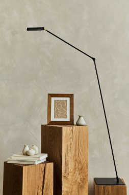Poster çerçevesi, ahşap küpler, tasarım vazoları ve kişisel aksesuarlarla süslü minimalist monokromatik kompozisyon. Tarafsız renkler. Uzayı kopyala Şablon. 