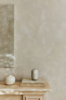 Tasarım vazoları ve kişisel aksesuarlarla minimalist monokromatik kompozisyon. Duvarda bir poster var. Uzayı kopyala Tarafsız renkler. Şablon. 