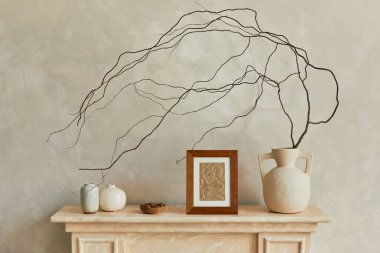 Ahşap kaplama, zarif vazolar ve kişisel aksesuarlarla oturma odasının iç kısmının şık minimalist kompozisyonu. Tarafsız renkler. Uzayı kopyala Şablon. 