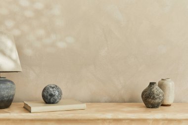 Tasarım vazoları, zarif lambalar ve kişisel aksesuarlarla minimalist monokromatik kompozisyon. Uzayı kopyala Tarafsız renkler. Şablon. 