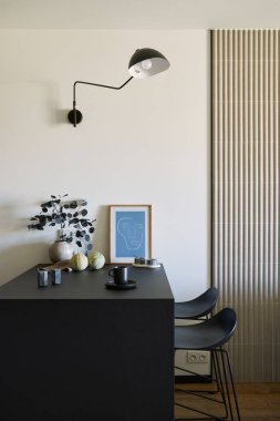Modern küçük yemek alanının iç kısımlarının şık kompozisyonu. Siyah masa, siyah ve açık renk ahşap mutfak ve yemek aksesuarları. Tarafsız duvarlar. Minimalist erkeksi kavram. Şablon.