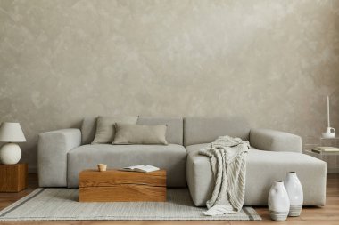 Gri kanepe, ahşap küpler, yastıklar, ekose, halı, beyaz vazolar ve küçük kişisel aksesuarlarla modern geniş oturma odasının yaratıcı kompozisyonu. Yaratıcı duvar ve parke zemin. Uzayı kopyala Şablon.