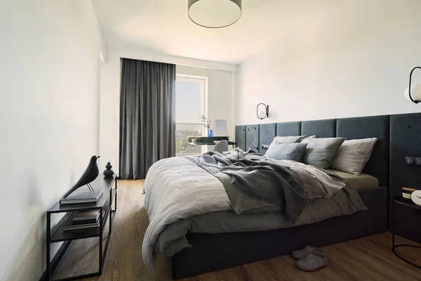Stilvolle Komposition Von Kleinen Modernen Schlafzimmern Bett Mit Bettwäsche Schwarzem — Stockfoto