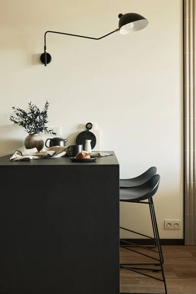 モダンな小さなダイニングスペースのインテリアのスタイリッシュな組成 ブラックテーブル ブラックデザインのランプ ブラックとライト木製のキッチンとダイニングアクセサリー 中立の壁だ 最小限の男性的な概念 詳細は テンプレート — ストック写真