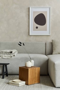 Poster çerçevesi, gri kanepe, tahta küpler, beyaz vazolar ve küçük kişisel aksesuarlarla süslü modern oturma odasının yaratıcı kompozisyonu. Yaratıcı duvar. Ayrıntılar. Şablon.