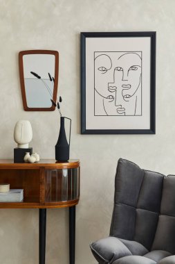 Yaratıcı oturma odasının iç dekorasyonu poster, ayna, ahşap tuvalet, gri sandalye ve zarif kişisel aksesuarlarla süslenmiş. Tarafsız bej duvar. Şablon.