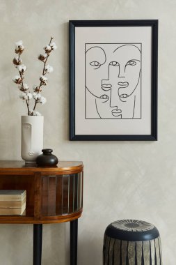 Poster çerçevesi, ahşap klozet, puf, kuru çiçek açan pamuk ve zarif kişisel aksesuarlarla dekore edilmiş yaratıcı bir oturma odası kompozisyonu. Tarafsız bej duvar. Şablon.