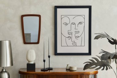 Afiş çerçevesi, ahşap klozet, gümüş lamba, ayna, palmiye yaprakları ve zarif kişisel aksesuarlarla dekore edilmiş yaratıcı bir oturma odası kompozisyonu. Tarafsız bej duvar. Şablon.