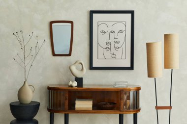 İçinde poster çerçevesi, ahşap klozet, lamba, ayna, vazodaki kuru banklar ve zarif kişisel aksesuarlarla dekore edilmiş yaratıcı oturma odasının şık kompozisyonu. Tarafsız bej duvar. Şablon