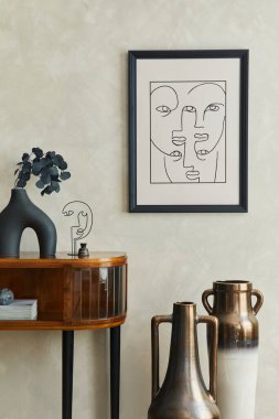 İçinde poster çerçevesi, ahşap klozet, siyah vazoda kuru siyah yapraklar, iki yaratıcı tasarım vazo ve zarif kişisel aksesuarlar olan yaratıcı oturma odası içeriği. Tarafsız bej duvar. Şablon