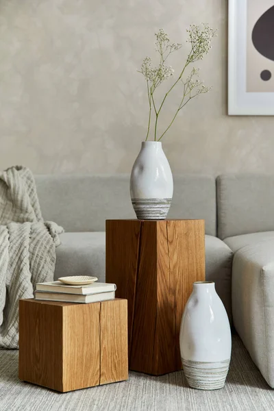 风格新颖的现代客厅的创造性构图 带有模型的海报框架 灰色沙发 木制立方体 白色设计花瓶和小个人配件 创意墙 — 图库照片