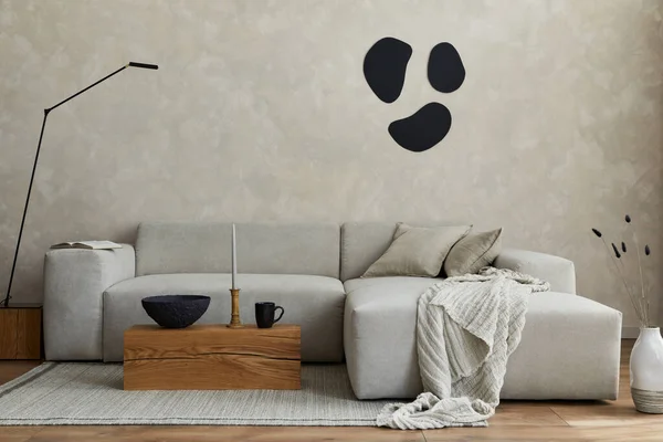 风格新颖的现代宽敞客厅的创意构图 配有灰色沙发 木制立方体 白色花瓶和小个人配件 创意墙和花篮地板 复制空间 — 图库照片