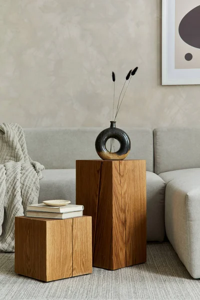 具有灰色沙发 木制立方体 设计花瓶和小个人配件的时尚现代宽敞客厅的创意构图 创意墙 复制空间 — 图库照片