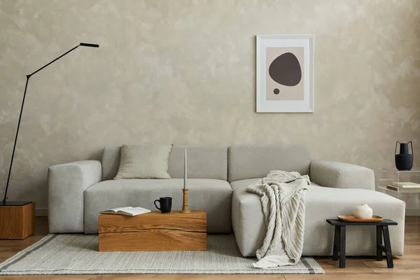 富有创意的日本风格客厅的构图 带有模型的海报框架 灰色沙发 木制立方体 设计花瓶和小的个人配件 创意墙和花篮地板 — 图库照片