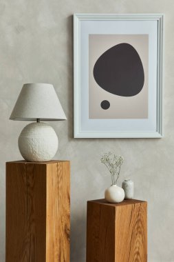 Poster çerçevesi ve ahşap küplerle döşenmiş rahat oturma odasının iç kısmının şık minimalist kompozisyonu. Tarafsız bej duvar. Şablon.