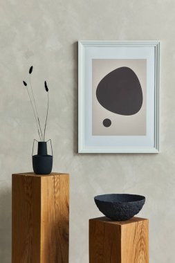 Poster çerçevesi ve ahşap küplerle döşenmiş rahat oturma odasının iç kısmının şık minimalist kompozisyonu. Tarafsız bej duvar. Şablon