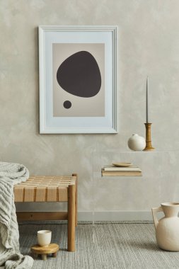 Poster çerçeveli, şezlonglu ve kişisel aksesuarlı rahat bir oturma odası kompozisyonu. Tarafsız duvar. Şablon.