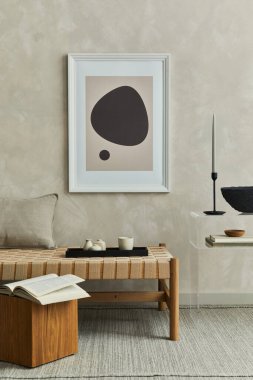Poster çerçeveli, şezlonglu ve kişisel aksesuarlı rahat bir oturma odası kompozisyonu. Tarafsız duvar. Şablon.