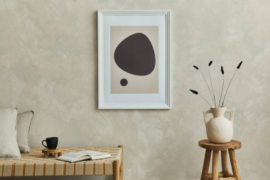 Poster çerçeveli, şezlonglu ve kişisel aksesuarlı rahat bir oturma odası kompozisyonu. Tarafsız duvar. Şablon.