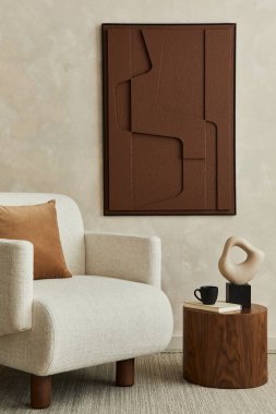Modern konforlu oturma odasının iç dekorasyonu, bej koltuğu ve kişisel aksesuarları. Tarafsız yaratıcı duvar. Şablon.