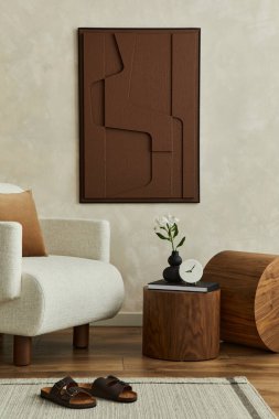 Modern oturma odasının iç dekorasyonu, bej koltuğu, yuvarlak ahşap parçaları ve kişisel aksesuarlar. Tarafsız yaratıcı duvar, yerde halı. Şablon.