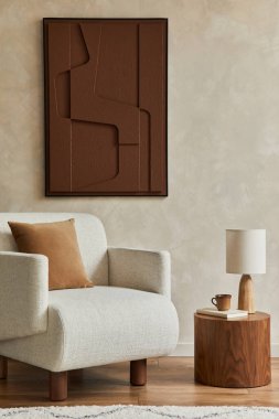 Modern oturma odasının iç dekorasyonu, bej koltuk, sehpa olarak ahşap ve kişisel aksesuarlar. Yaratıcı duvar, yerde halı. Şablon.